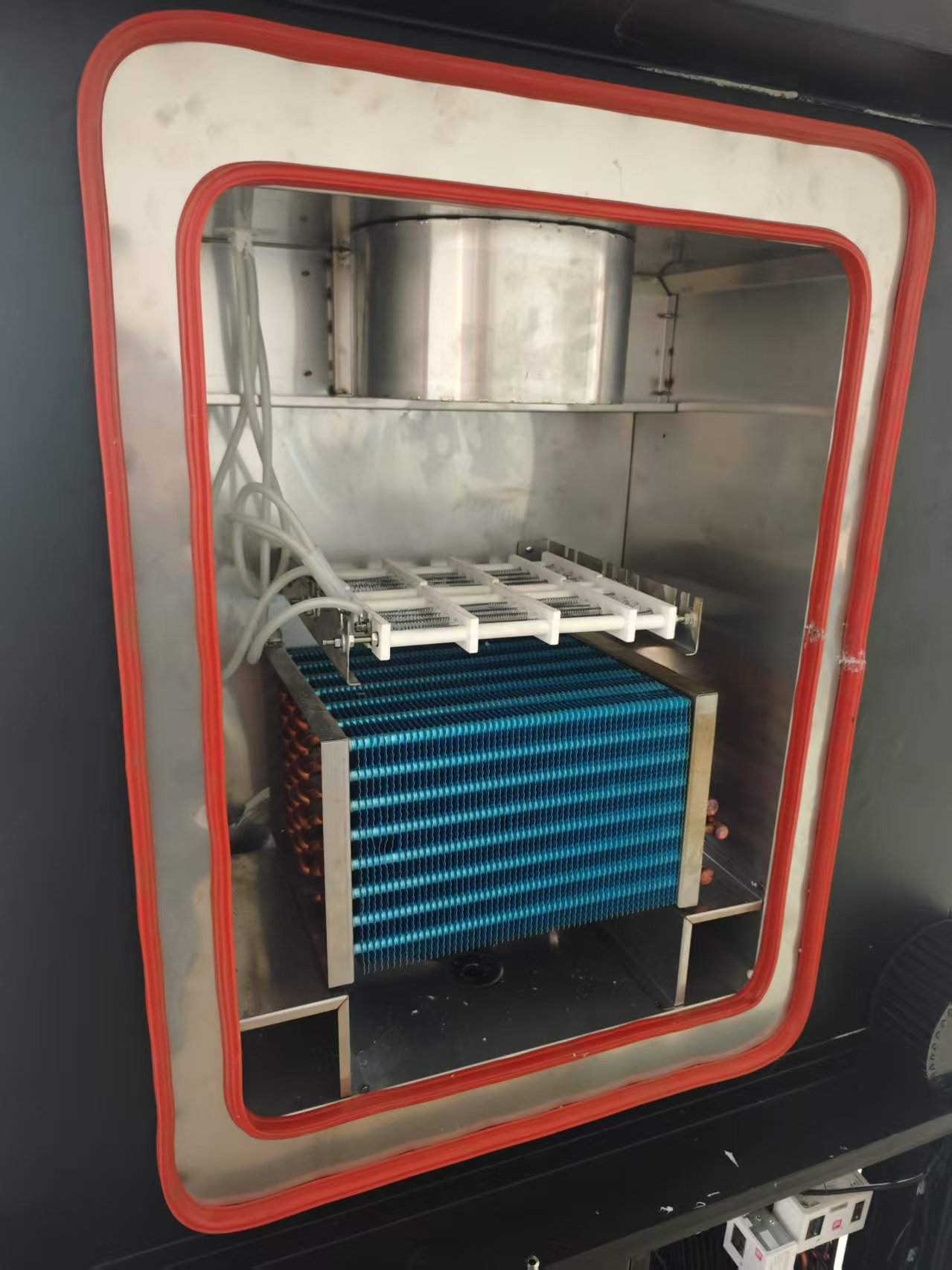 高低溫沖擊試驗箱如何進(jìn)行工作原理的